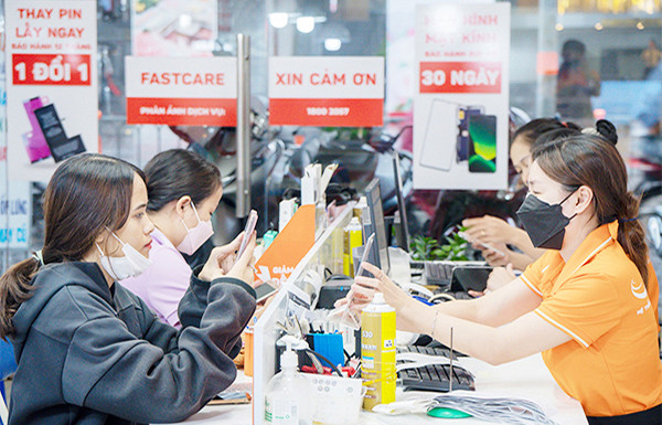 tư vấn viên hỗ trợ khách thay loa trong Xiaomi Redmi A1