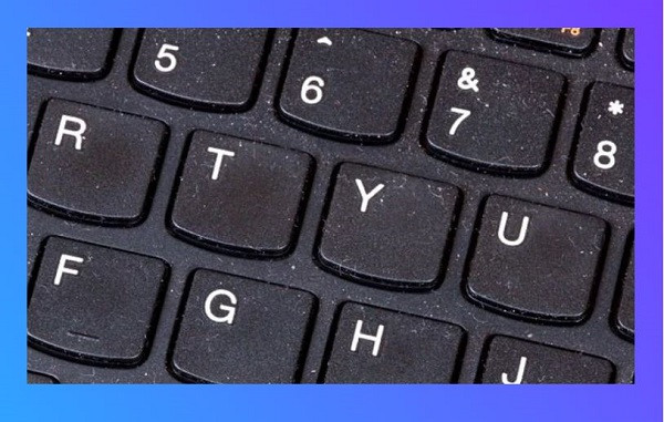 Bàn phím laptop bị bám quá nhiều bụi bẩn Bàn phím laptop bị bám quá nhiều bụi bẩn