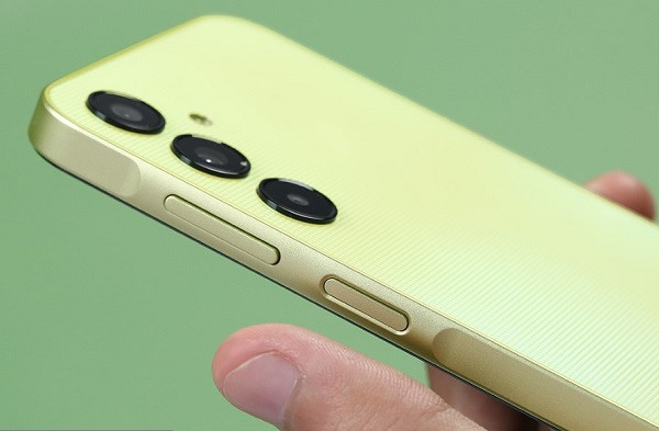 Có nên thay nắp lưng Samsung A25?