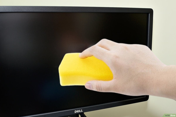 Dùng miếng bọt biển loại bỏ vết bẩn cứng đầu