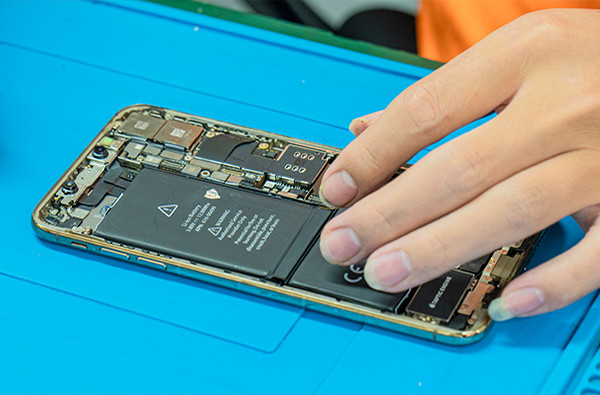 FASTCARE thay pin điện thoại nhanh chóng và chuẩn xác