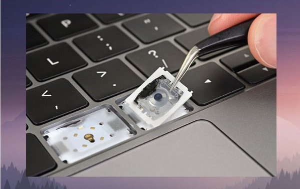 Không nên tháo bàn phím laptop