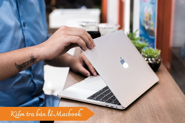 Kiểm tra bản lề MacBook