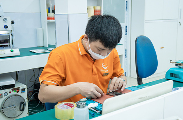 Kỹ thuật lành nghề luôn thao tác cẩn thận và khéo léo