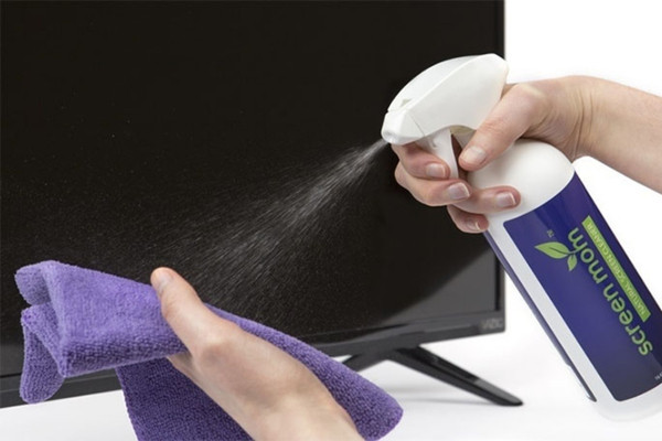 Loại bỏ bụi bẩn bằng dung dịch vệ sinh màn hình chuyên dụng