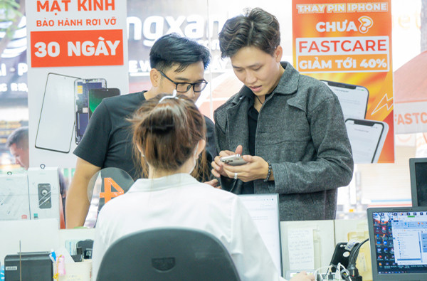 Nhân viên FASTCARE tận tình và chu đáo với mọi khách hàng