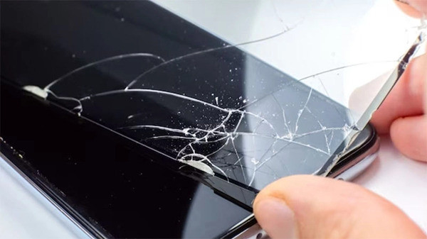 Tuy nhiên nếu bạn phát hiện các dấu hiệu dưới đây, có thể máy bạn cần phải thay luôn cả mặt kính: