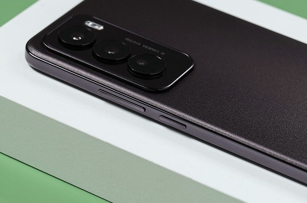 Vệ sinh camera sau Oppo Reno12 Pro sạch sẽ trước khi chụp