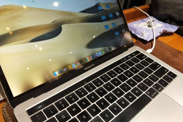 Cạnh màn hình hở sáng Cạnh màn hình hở sáng
