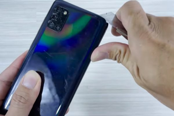 Dấu hiệu hỏng nắp lưng thường là