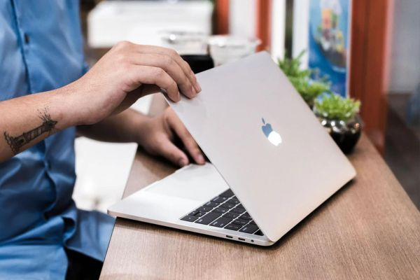 Đóng, mở máy quá mạnh Đóng, mở máy quá mạnh