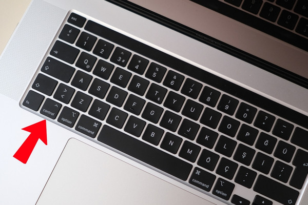 Giữ Control khi bấm chuột phải trên MacBook