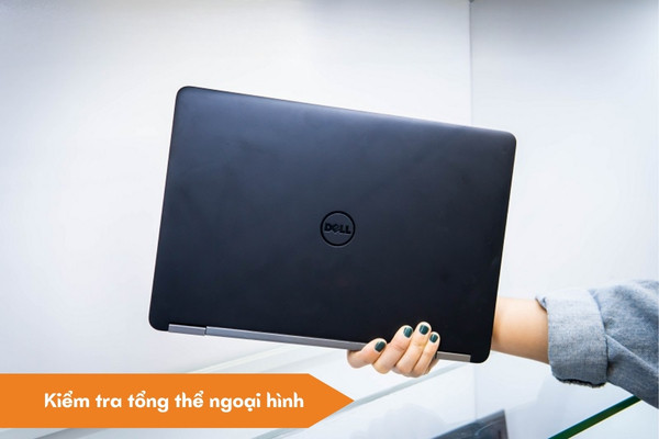 Kiểm tra tổng thể ngoại hình bên ngoài của laptop cũ