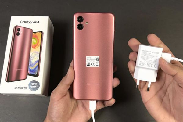 Nguyên nhân dẫn đến chân sạc Samsung A04 bị hư Nguyên nhân dẫn đến chân sạc Samsung A04 bị hư