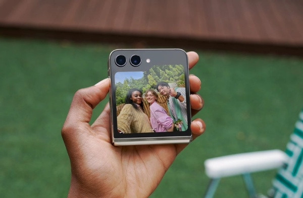Thay camera sau Samsung Z Flip 5 Thay camera sau Samsung Z Flip 5