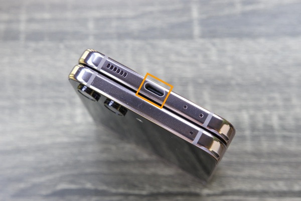 Thay chân sạc Z Flip 5