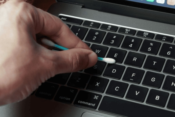 Vệ sinh bàn phím và trackpad
