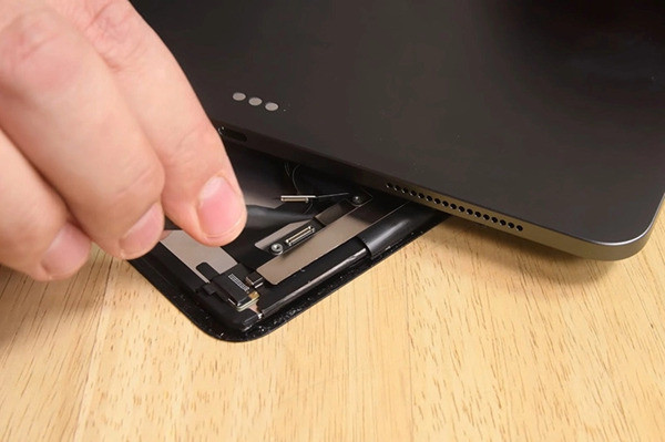 Yếu tố khiến cho vỏ iPad Pro 12.9 2018 bị hư