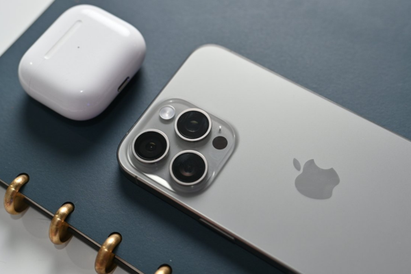 Khi nào nên sửa IC sạc iPhone 15 Pro Max?