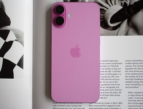 Camera sau iPhone 16 Plus