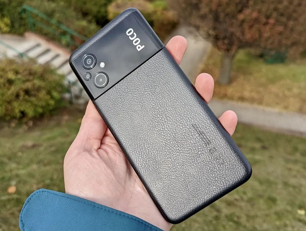 Có nên thay kính camera sau Xiaomi POCO M5 hay không?