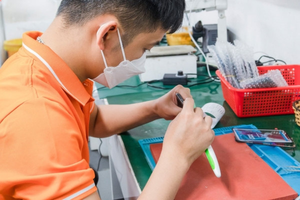 Mang thiết bị đến những cơ sở uy tín để sửa chữa micro
