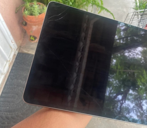 Mặt kính iPad Pro M2 12.9 2022 hư hỏng Mặt kính iPad Pro M2 12.9 2022 hư hỏng