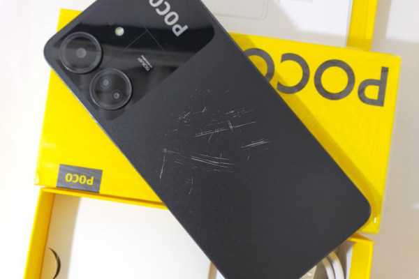 thay nắp lưng Xiaomi POCO C65 bị xước