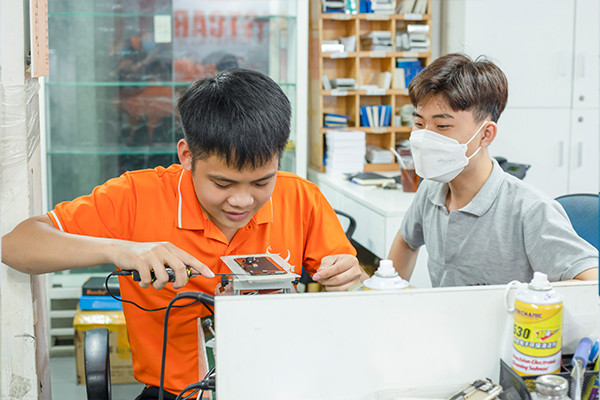 Thay vỏ Xiaomi POCO F3 với kỹ thuật giỏi Thay vỏ Xiaomi POCO F3 với kỹ thuật giỏi