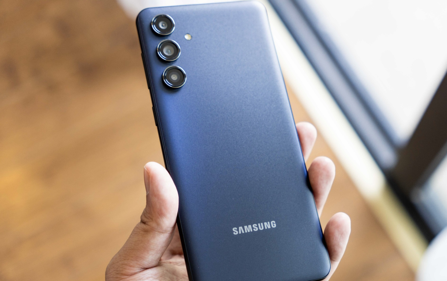 Thông tin cần biết thay kính camera Samsung M55 Thông tin cần biết thay kính camera Samsung M55