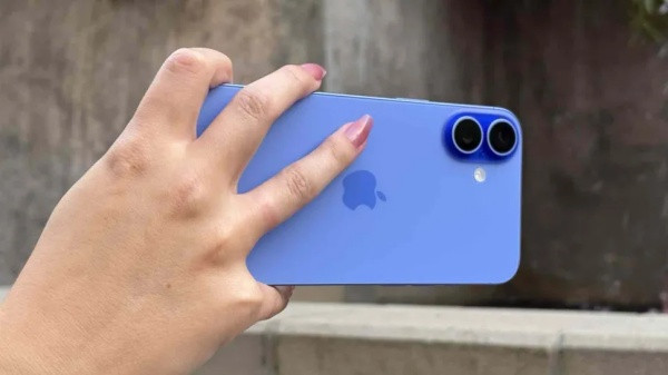 Camera sau iPhone 16