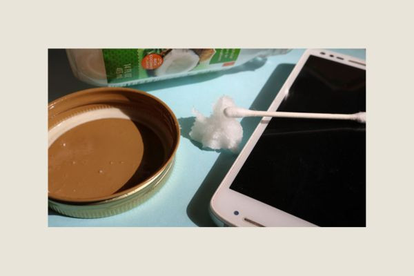 Lưu ý khi thực hiện cách làm mờ vết xước trên vỏ điện thoại tại nhà