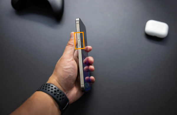 Nút volume iPhone 15 Pro hư hỏng