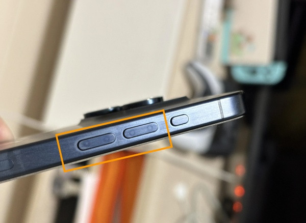 Nút volume iPhone 15 Pro Max