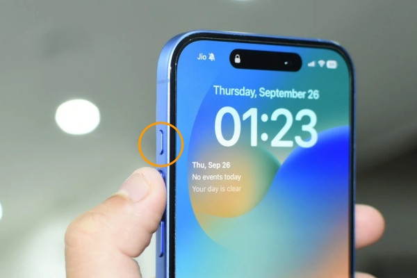 Thay nút Action iPhone 16