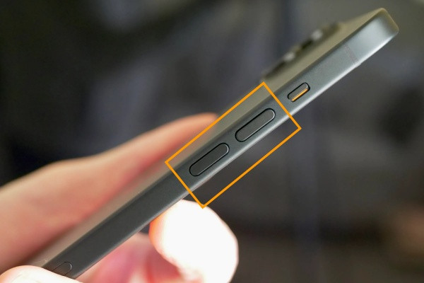 Thay nút âm lượng iPhone 15 Plus