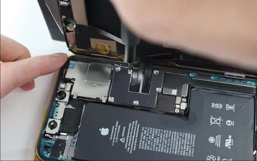 Dấu hiệu cần thay chân sạc iPhone 16 Pro Max Dấu hiệu cần thay chân sạc iPhone 16 Pro Max