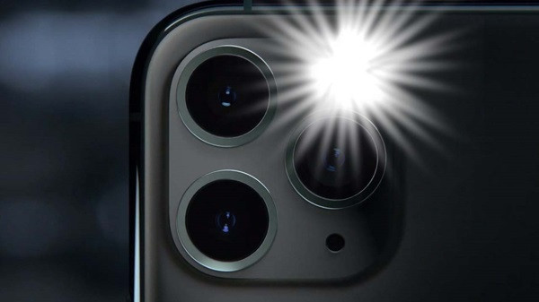 Dấu hiệu thay đèn Flash iPhone 15 Pro Max