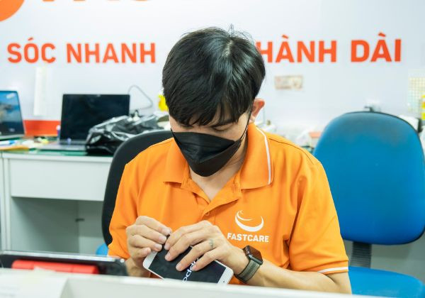 Đem mặt lưng điện thoại bị ám ố đến địa chỉ uy tín thay thế