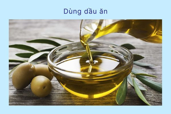 Dùng dầu ăn Dùng dầu ăn