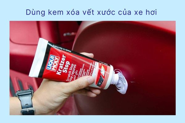 Dùng kem xóa vết xước của xe hơi Dùng kem xóa vết xước của xe hơi