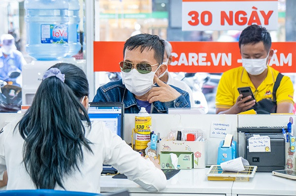 Thay bộ nẹp iPhone 15 tại FASTCARE