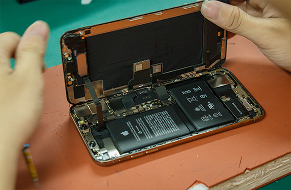 Thay dây cảm biến iPhone 13 Mini có khó không? Vì sao?
