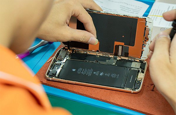 Thay dây cảm biến iPhone 13 Mini tại FASTCARE chất lượng