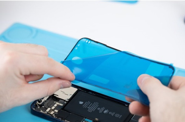 Thay roong iPhone 12 Pro với linh kiện chất lượng
