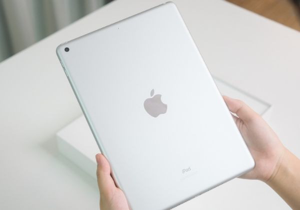 Dùng tay tác động nhẹ vào mặt sau iPad Air 2