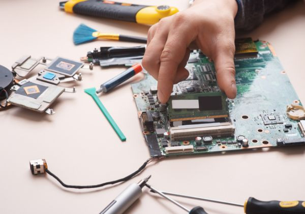 FASTCARE - Trung tâm kiểm tra, sửa chữa màn hình Macbook bị hở sáng uy tín hàng đầu