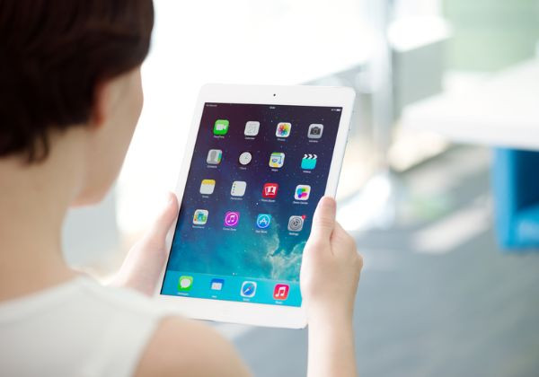 Sửa màn hình iPad Air 2 bị nhòe màu tại FASTCARE