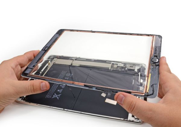Thực hiện tháo khung iPad Air 2 ra để vệ sinh