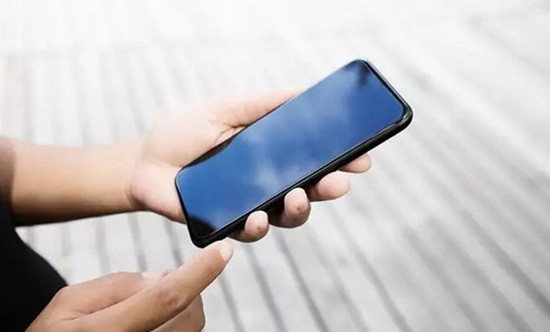 Màn hình không bật không lên, đen toàn bộ nhưng máy vẫn hoạt động